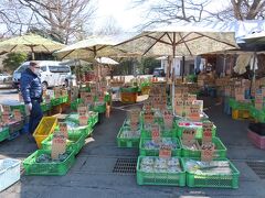 五徳山水澤寺境内の野菜売り場、新鮮でなく魅力なし