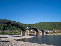 タクシーの運転手さんから、岩国の観光情報やビジネス事情を楽しく聞いているうちに、目的地へ到着。
晴れた～♪
快晴の錦帯橋です★