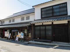 バスの時間までまだ少し時間があるので、岩国の豪商の家など、昔の街並みが残る通りを散策。
とにかく静かで、穏やかな街並みです。
バスの時間を気にして早歩きで通り過ぎるのは勿体なかったかなぁ。