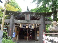 その銀杏のすぐそばには夫婦円満の恵美須神社が鎮座しています。