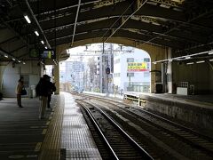 鶴見線のホームに出ると、駅の雰囲気はガラリと変わります。このドーム状の屋根が何ともレトロです。