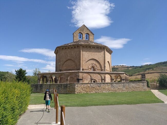 Santa Mar&#237;a de Eunate（サンタ・マリア・デ・エウナテ）教会<br />巡礼の途中で病に倒れた人たちを癒す場所でした。<br />ここで亡くなった人たちも多かったそうです。