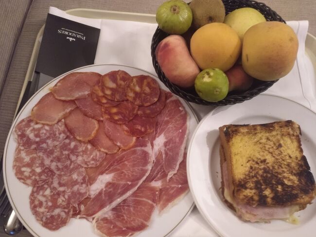 この日も夕食はホテルのルームサービス。<br />果物のバスケットが5ユーロ（600円くらい）だったので<br />頼んでみたらものすごい量！！<br /><br />ベジョータのイベリコ豚の盛り合わせも美味しかったです。<br />さすがナバラ州。食の満足度高いです。