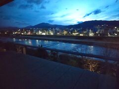 ※「ザ・ロビーラウンジ」でのアフタヌーンティーなど【あこがれのリッツカールトン京都に初宿泊 vol.3】　https://4travel.jp/travelogue/11680523　のつづきです※

ふと目が覚めると翌朝6時ごろ。
ちょうど陽が登り始めるところでした。
