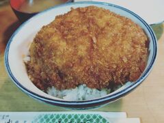 わらじかつ安田屋

秩父名物!?わらじかつのお店。オープン15分前に着いて10人待ち位だった。一巡目で入れたので良かった。あと数人後ろだったら更に30分以上待たさせる羽目に。薄く伸ばしたカツに天丼のタレのような甘辛いタレ。お店のお姉さんのおすすめでテーブルに置いてある七味のようなのをかけたら更に美味しく&#128523;&#128523;絶対これかけて食べた方がいいよ！ごちそうさまでした。
