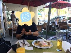 ホテルの1階に入っている「アランチーノディマーレ」でブランチ
初ハワイの夫ですが、午前中からビールを頂いてハワイが気に入ったみたい(^o^)
何故日本人がハワイリピーターになるのか実感している様子
