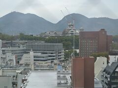 おはようございます。最終日の朝です。
熊本は本当に泊まるだけになってしまって残念ですが、ホテルから熊本城ガッツリ見えていました。