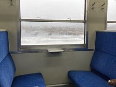 福井駅に戻り、昨日と同じえちぜん鉄道で
今度は勝山方面へ。

後で知ったのですが、なんとえちぜん鉄道は
１　１日乗り放題券１０００円！
２　恐竜博物館までの往復乗車券＋連絡バス＋入館券の企画セット切符
のお得な切符がありました。
・・・どちらも後で知ったので、正規運賃でかなりえちぜん鉄道様への
応援になってしまいました・・・。

勝山が近づくにつれて、雪景色っぽくなってきました。