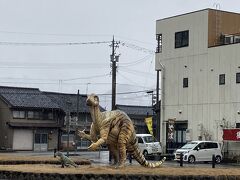 勝山駅にバスで戻ります。
もれなく無愛想な運転手・・・
勝山駅前にも恐竜がいてました！