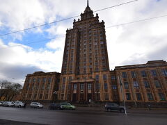 科学アカデミー、高さ108m
ワルシャワの文化科学宮殿と同じくスターリン様式の建物
これもめちゃくちゃでかいけどワルシャワの半分なんか...(´･_･`)