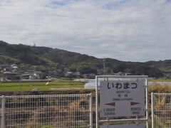 　この列車は途中竹松駅まで快速運転、岩松駅と諏訪駅は通過です。
　岩松駅通過