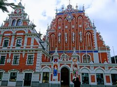 ブラックヘッドの館
オレンジの壁と大きな青い時計がかっこいい