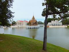 池の上に建つアイサワン・ティッパートパビリオン（湖上寺院）
(Aisawan-dhipaya-asana Pavilion)
右側の白い建物はテワラート・カンライ門です。
