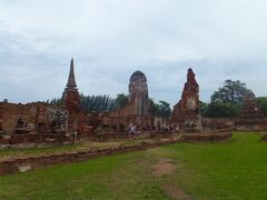 ワット・マハータートは、ワット プラシーサンペットから少し離れているのでバスで移動しました。