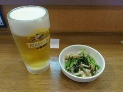 名古屋駅のホームでちょい飲み。
ビールとおつまみ1品で500円だったかな？