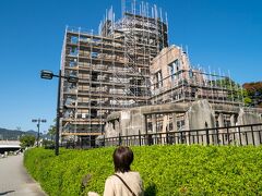 現在、午後2時。
明日の朝11時まで、市内での滞在時間はたった21時間。
広島市内の見どころと食べたいものを効率的に詰め込んだ弾丸旅のスタートです♪

まずは、最初のマストスポット、原爆ドームです。
クルーズ発着所から見えている世界遺産＠絶賛工事中（笑）