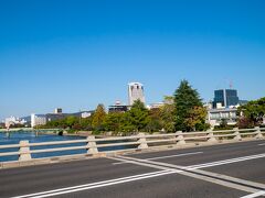 平和大通りの橋を渡って、平和公園へ。
中央にすくっと1本高く建っている高層ビルが、リーガロイヤルホテル広島です。
そりゃ、眺めがいいに決まってますよね。（他に高いビルが無い！）