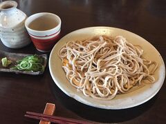 石臼挽きで手打ちのお蕎麦は、喉越しがよくコシがあります。

　
　