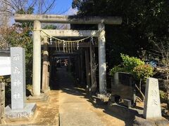 千葉公園に到着！
まずは公園脇（南門の横）に鎮座する「厳島神社」へ…

「厳島神社」の社号票と「辯財天」の標柱