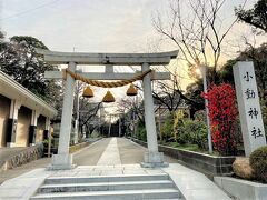 　小動(こゆるぎ)神社入口です。
　太宰治、銀座のカフェで働いていた１９歳の彼女とこの参道を歩いたのかな。