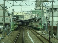 相対式ホームの小作駅。
この駅と次の河辺駅の周辺ぐらいが、青梅市内で一番栄えている印象。