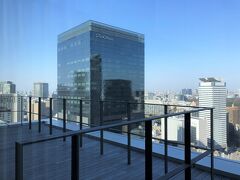 東京・神谷町『東京エディション虎ノ門』の【スパ】の屋外テラスから
の眺望は・・・。

皇居側の眺望です。
写真中央は『The Okura Tokyo』の「オークラプレステージタワー」
（41階建て）です↓

<六本木・赤坂エリアの一流ホテルの朝食 ① 2019年9月開業
『The Okura Tokyo』の眺望【オーキッド】
仏料理【ヌーヴェルエポック】ホテルオークラ特製フレンチトースト>

https://4travel.jp/travelogue/11618233