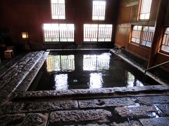 遊歩道を散策する前に、小安峡温泉「多郎兵衛」で日帰り入浴。結構熱めのお湯でしたが、東北は11月上旬でもすでに寒いので、ちょうどよかったです。しばらくすると、次々に入浴客がやってきました。