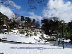 来てみたら一年前の"ナイス庭園"は、
真っ白な雪化粧をしていて、見ちがえるようにキレイだったヨ！