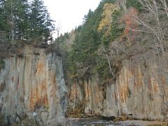 大函は柱状節理の岩壁が屏風のように並び、層雲峡でも最も美しい渓谷美とされています。