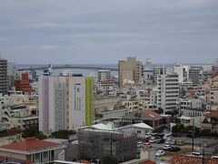 沖縄旅行6日目のスタートです。本日の天気は曇りです。8階の部屋の窓からは、遠くにですが海が見えます。