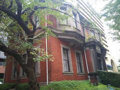 山下公園通り沿いにある歴史的建造物、旧英国七番館。
戸田平和記念館として建っている赤煉瓦が印象的な建物は、かつてイギリスの貿易会社横浜支店として建設され、関東大震災以降に再建されたものです。昼間の重厚な雰囲気も良く、夜のライトアップされた姿も魅力的なスポットです。