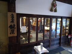 鍵屋さんというお店に立ち寄り
土産物を物色します。