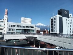 続いて、富士駅に戻り、そこから身延線で富士宮駅へ行きました。富士山がとてもよく見えます。