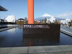 駅から歩いて、富士山世界遺産センターへ行きました。ここでは、富士登山を模して、館内を螺旋状に上へと登っていきます。その途中で、音と映像によって富士山を感じることができます。