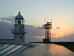夕陽と灯台を見て、この後は太平洋岸を、泊まる宿がある静内まで北上しました。