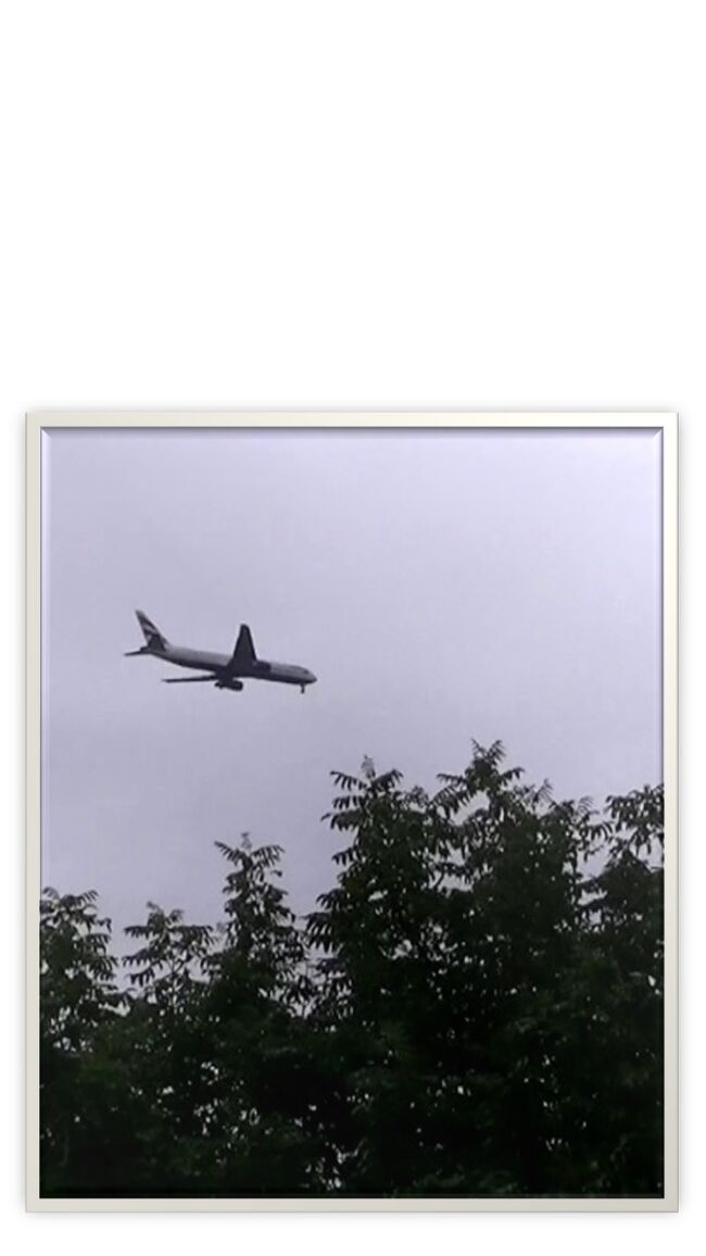 ハッキリ航空機の文字がみえる低空で通過する事もあります