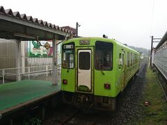 角館駅に到着した。フリーゲージなので新幹線のすぐ横の線路に在来線車両があるのがとても不思議な感じだ。