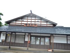 秋田県の武家屋敷が建ち並ぶことで有名な角館にある建物の一つが外町史料館たてつ で、元々はたてつ家の建物だった。武家屋敷他立ち並ぶ場所からからは少し外れた郵便局のすぐ近くにある。他の建物と比べると新しいように見えるが、無料の博物館として活用されているのがありがたい。 
