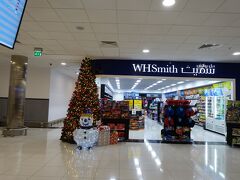 経由地のアブダビ国際空港に到着
クリスマスモードでした