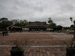 当直の高級官吏の詰所であった“右廡”（ヒューヴー）と“左廡”（ターヴー）。

両建物はお互い向かい合っていて、右廡は武官、左廡は文官が使っていたとのこと。