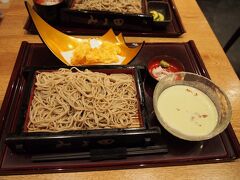長野に到着後、少し遅めの昼食です。長野駅ビルのそば処みよ田で季節限定メニュー「もろこし天と枝豆豆乳せいろ」をいただきました。