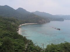 境浦海岸。
真ん中にある沈没船が目印。
前日シュノーケリングをした場所です。