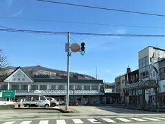 白馬駅前を右折して