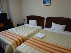 14時、ホテルにチェックインしました。
ピースアイランド宮古島です。
部屋はかなり古臭く暗い印象でした。