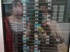 小牧空港までのバスの時刻表です。写真を撮った後は、名古屋名物モーニング、コンパルのモーニングへ、海老フライサンド＋飲み物を注文、二人で２５００円也、ちょっとお高い？でもおいしかったです。

最後のお土産を名古屋空港で、購入、つけてみそ、かけてみそという結構有名なみそソース購入、３８０円也。