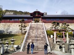 石段の上にある唐門と両側の翼廊。広島市重要有形文化財。
社殿の前に翼廊をからませた唐門を配置するのは栃木県の日光東照宮に見られる形式で、広島の東照宮もそれに倣ったものらしい。

広島東照宮は原爆によって本殿、拝殿を焼失したが唐門・翼廊は残った。