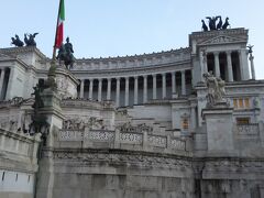 ヴィットーリオ・エマヌエーレ2世記念堂。

ヴェネツィア広場に面して建てられた壮大な記念堂です。

ヴェネツィア広場と、カピトリーノの丘の間にあります。少し高いところに建てられているというのもありますが、想像を絶する大きさでした。