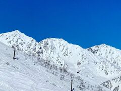 ピーカンの八方尾根スキー場の
紺碧の空に白銀の白馬三山が映えてとても綺麗です。
