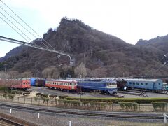 横川駅で30分ほどの乗継時間に周辺を散策。時間がないので入場はしませんでしたが、道路から碓氷峠鉄道文化村に展示されている車両が見えました。