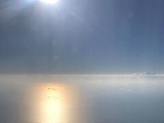 那覇空港へ着陸する直前、朝陽に照らされた久高島を撮影。